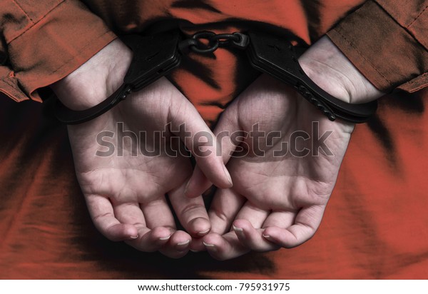 手錠をかけた女の子の手 逮捕 犯罪だ 法律文の実行 の写真素材 今すぐ編集