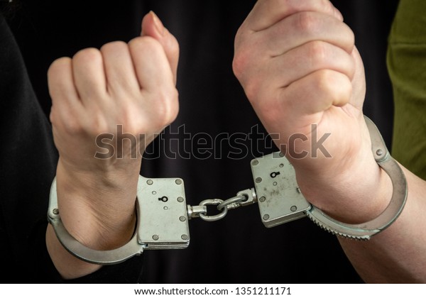 男と女の子の手が手錠でつながって 恋愛 恋愛 性別 犯罪 処罰 刑務所との関係のコンセプト 接写 の写真素材 今すぐ編集