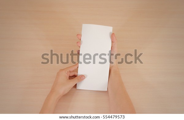 Manos Sosteniendo Un Folleto Blanco En Foto De Stock Editar