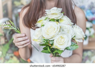 Hands holding bouquet of flower - vintage lighting style - Shutterstock ID 654983287