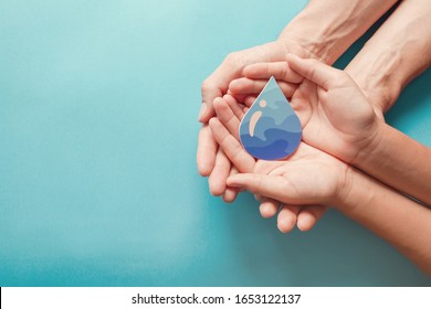 Руки держат чистую каплю воды, Всемирный день воды, дезинфицирующее средство для рук и гигиена, вакцина от пандемии covid-19, семейное мытье рук, КСО, экономия воды, чистая возобновляемая энергия, концепция помощи при наводнениях 