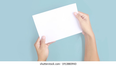 Hände, die Papier leer halten für Briefpapier