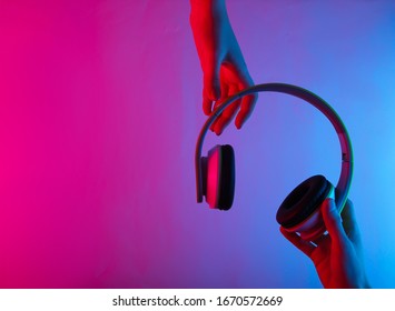 171,582 Hand headphones Images, Stock Photos & Vectors | Shutterstock