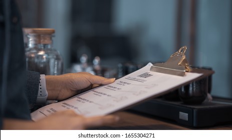 Hands keeps the menu to make an order at the cafe