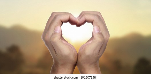 Hands Make-Schild Herz einzeln. Schöne Hände mit Kopienraum. Liebeskonzept am Valentinstag