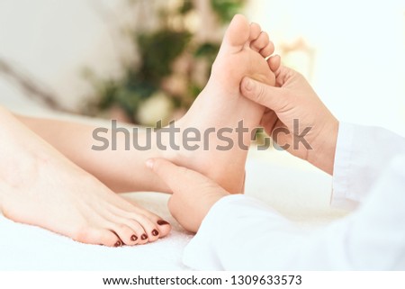  hands massaged feet care                              