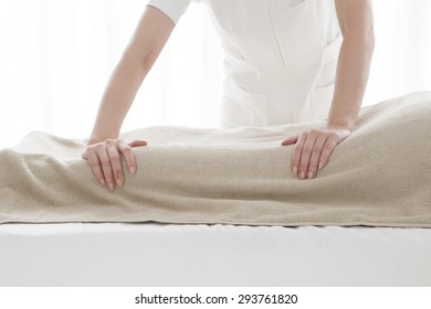 Hands of masseur massaging female back - Shutterstock ID 293761820