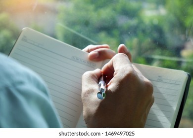 The hands of men are written using white hands.