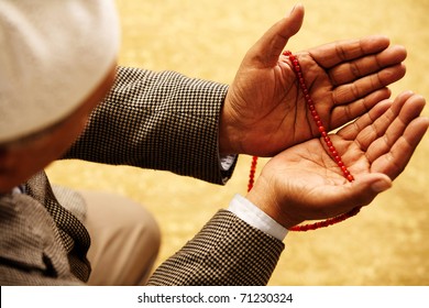 hands with muslim prayer beads