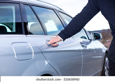 ما هي الفوائد الرئيسية لخدمات السيارات الخاصة؟ Hands-on-car-door-260nw-310658960