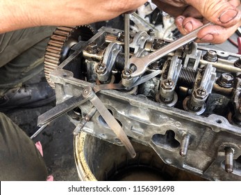 Hands On Car Engine Block Petrol Gasoline Cylinder Cam Shaft Spring Rocker Arm Valve Repair Refurbish 