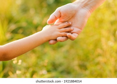 Eltern- und Kinderhände im Park