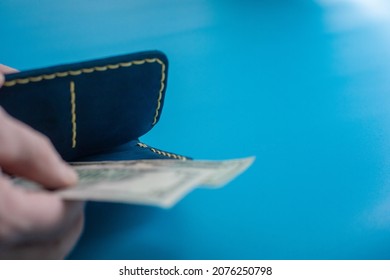 Hands put money in the wallet