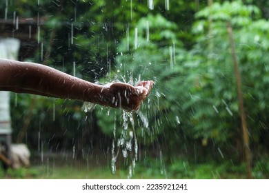 manos con salpicaduras de lluvia en caída