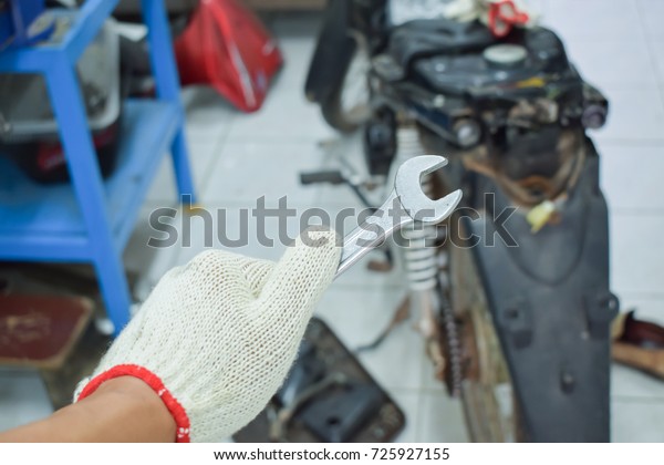 The hands of technicians and technicians used to\
repair a car or engine. Put on a table with oiled oil. And ready to\
use at any time.