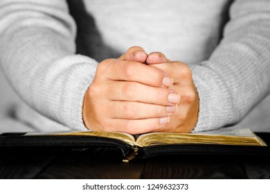 Hände, die die Seite einer Bibel drehen