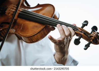 hands of the violinist at lose up