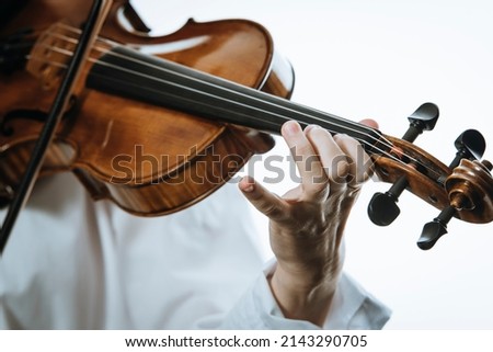 hands of the violinist at lose up