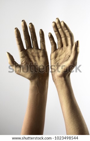 hands of woman gesturing