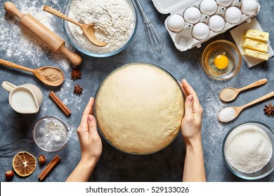 Hände, die mit Teigzubereitungsrezeptorbrot, Pizza oder Kuchenzubereitungen arbeiten, Lebensmittelflaeche auf Küchentisch-Hintergrund. Butter, Milch, Hefe, Mehl, Eier, Zuckergebäck oder Bäckerei Kochen.