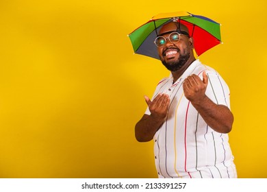handsome afro brazilian man, dressed for carnival, typical brazilian party, carnival, revelry, partying. hand sign, calling, inviting, inviting, welcome, welcoming. - Shutterstock ID 2133391257