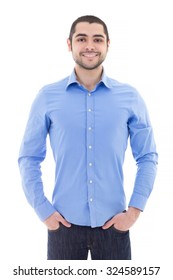 beau homme d'affaires arabe en chemise bleue isolé sur fond blanc