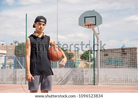 Similar – Foto Bild Schöne junge Teenager-Modell trägt eine gelbe ärmellose und hält den Ball auf dem Platz