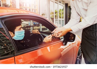 Handsome Business Man, Private Driver In A Mask, Gives The Hotel Attendant A Hotspot Key To Serve And Treat Customers Entering The Hotel To Make A Good Impression : Great Concierge Service To Customer