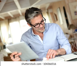 Schöner Geschäftsmann mit Brillengläsern, der von zu Hause aus arbeitet – Stockfoto
