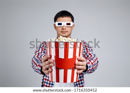 kleiner Junge Kind mit Popcorn auf blauem Hintergrund