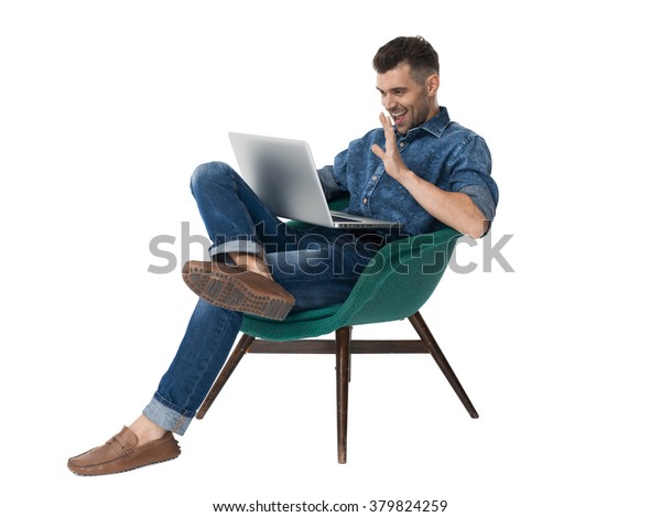 Человек сидит в кресле