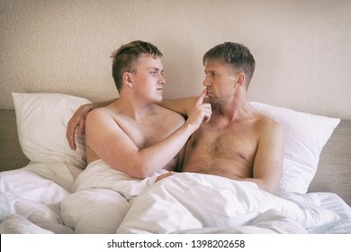 naked gay men in love