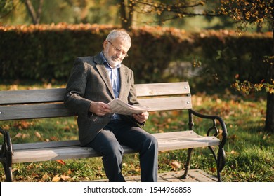 Grandpa Reading Newspaper Stock Photos and Pictures - 970 Images ...