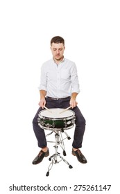 Handyboy in einem weißen Hemd lehrt richtig spielen die Schlagzeug auf weißem Hintergrund
