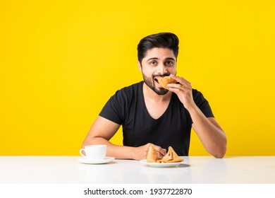 7,663 Eating Samosa Images, Stock Photos & Vectors | Shutterstock