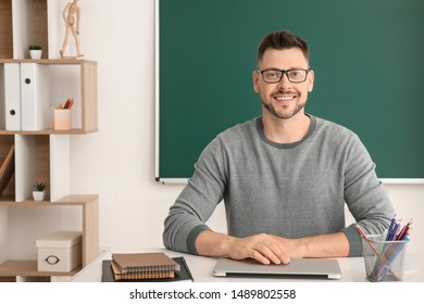 218,319 Man explain Images, Stock Photos & Vectors | Shutterstock