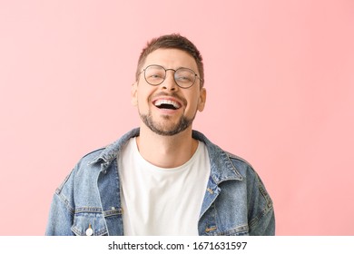 Schöner Mann mit Brille auf Farbhintergrund