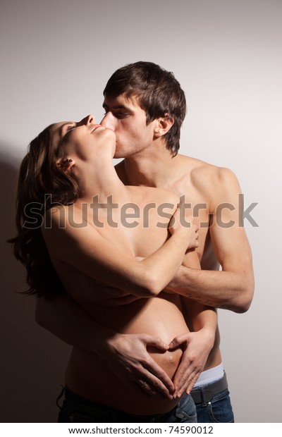 Handsome Man Kissing Pregnant Woman Show 库存照片 立即编辑