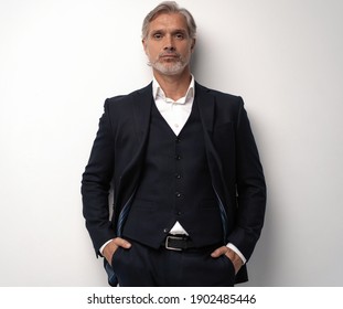 男性 スーツ ポーズ の写真素材 画像 写真 Shutterstock