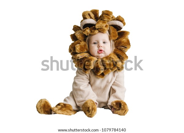 ライオンの衣装を着たハンサムな太った小さな赤ちゃん 白い背景に動物の衣装を着た小さな男の子 の写真素材 今すぐ編集