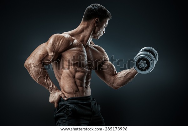 Pohledny Moc Atleticky Muz V Treninku Cerpani Svalu S Cinkou Silny Kulturista Se Sesti Baleni Perfektni Abs Ramena Biceps Triceps A Hrudnik