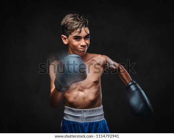 Guter Shirriloser Junger Boxer Wahrend Boxubungen Stockfoto Jetzt Bearbeiten