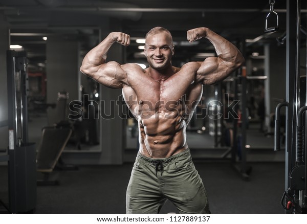 Übungsroutine zum Abnehmen im Fitnessstudio gutaussehende Männer