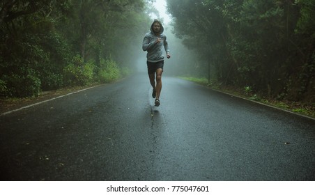 Pohledný, mladý běžec běžící v exotické oblasti