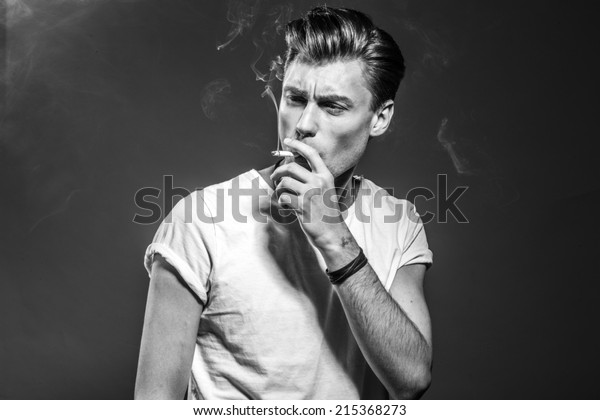 Bello Giovane Uomo Che Fuma Sigaretta Foto Stock Modifica Ora 215368273