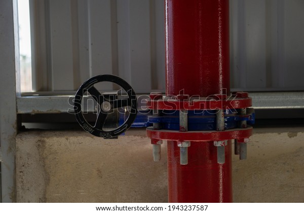 A handwheel butterfly valve is connected to the\
galvanized steel pipe by\
bolts