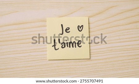 Handwritten “Je t'aime” message on sticky note. Handwritten “I love You” message on sticky note. 