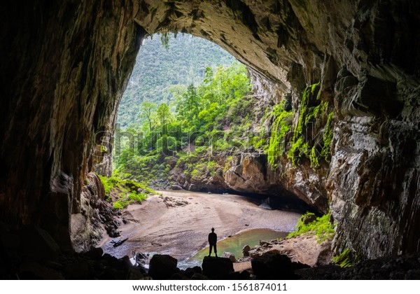 世界最大の洞窟 ソン ドン洞窟への入り口 ハン エン ツバメ洞窟 は 中央ベトナムのクァンビン州にあるポン ニャ ケ バン国立公園の中心にある の写真素材 今すぐ編集