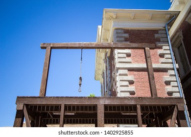 Hangman's Gallows And Noose. Hanging Gallows At The Cochise County Courthouse In Tombstone, Arizona. The Building Is A State Owned Historic Site And Not A Private Owned Property Or Residence. 