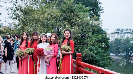 Hanoi, Vietnam - 10 Nov 2017. Group Of Vietnamese Ladies Wearing Ao Dai Posing For Their Graduation Photo Shoot At Hoan Kiem Lake In Hanoi